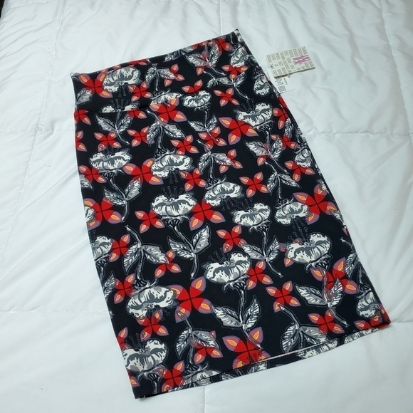 NEW Lularoe Cassie skirt. Medium. Floral‎ print. Pencil skirt. - Picture 1 of 8